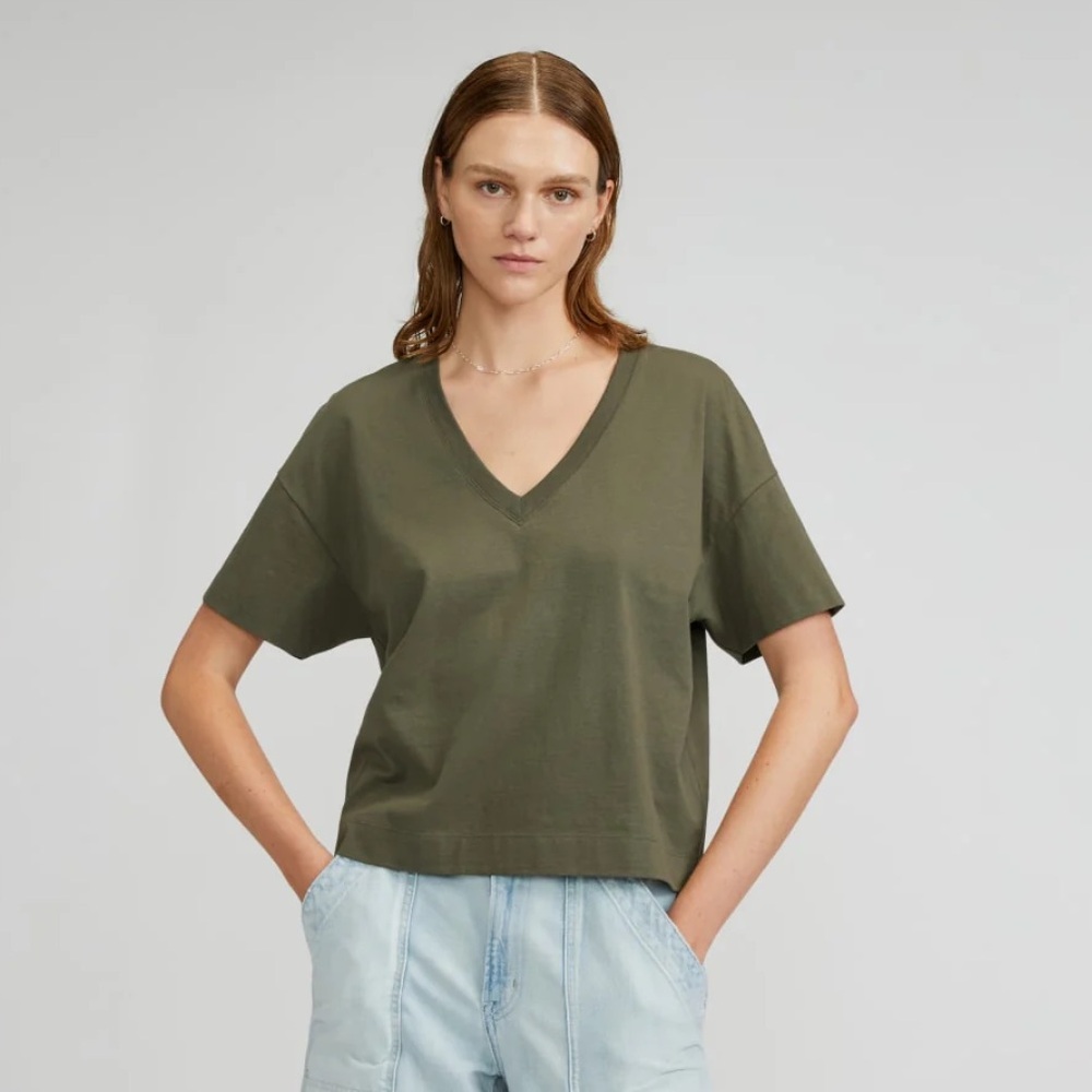 Everlane Organic Cotton Short Sleeve Slushy V neck Tee in Kalamata size M